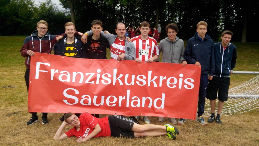 Gruppenbild Franziskuskreis Sauerland FKS beim Hobbyfußball Sommer Turnier 2015 in Paderborn