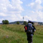 Wandern Pilgern auf dem Weg zum Hoherodskopf. Titelbild franzisnaische Wanderung 2014 nach Fulda