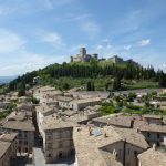 Rocca Maggiore thront über Assisi beim Franziskuskreis 2018