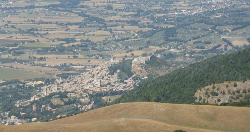 Der Blick vom Monte Subasio auf Assisi. 