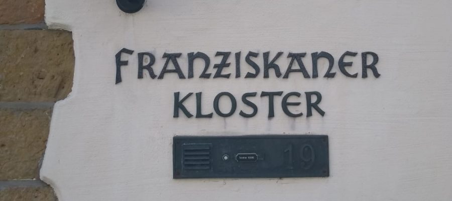 Pforte mit Schriftzug "FRANZISKANER KLOSTER" in Wiedenbrück