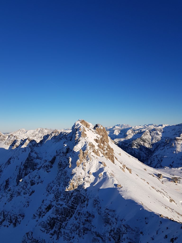 Schneebedeckter Berggipfel Franziskuskreis