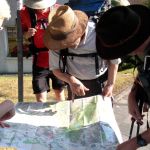 Blick auf die Wanderkarte von drei Wanderern Franziskuskreis. Franziskanische Wanderung 2016