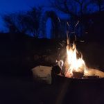 Osterfeuer in Feuerschale bei blauer Nacht